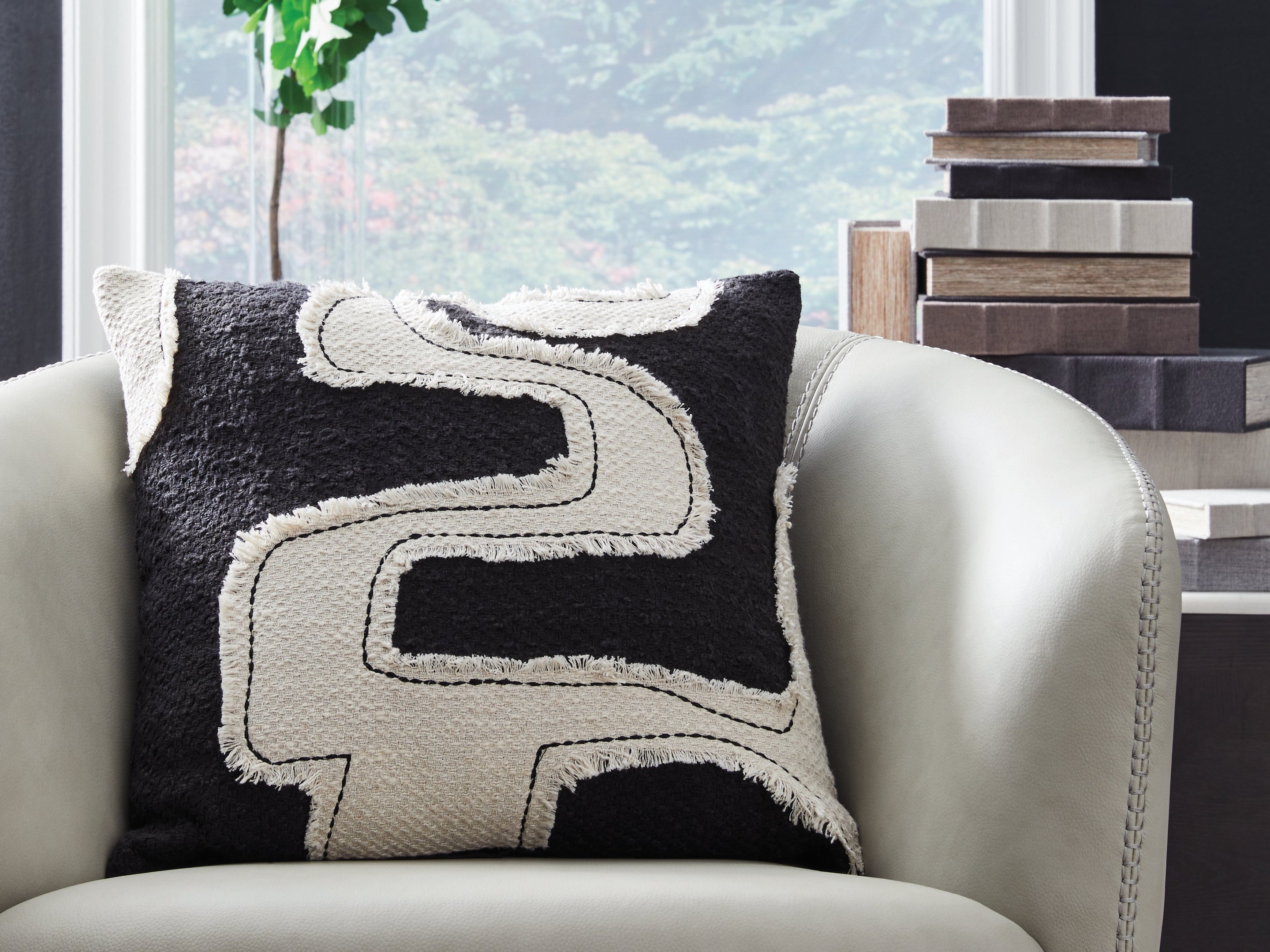 Elite Furniture Outlet - Ashley Furniture - Veerbank Pillows - Pillow (4/CS) / Black/Beige - A1001114