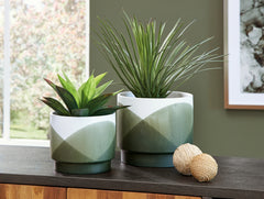 Elite Furniture Outlet - Ashley Furniture - Ardenridge Planter (Set of 2) - Planter Set (Set of 2) / Green/White - A2000579