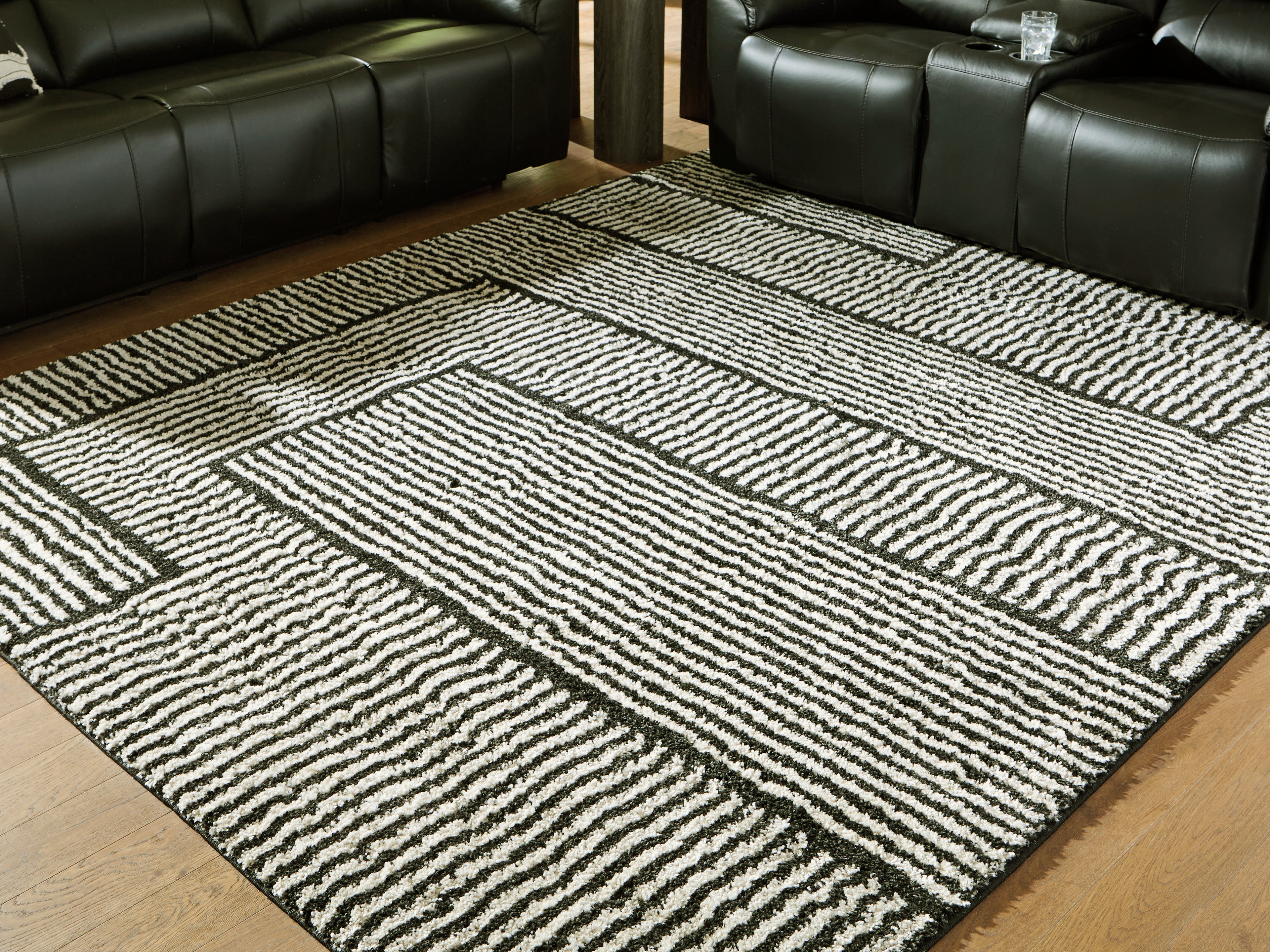 Elite Furniture Outlet - Ashley Furniture - Kurtmen Rug - 5' x 7' Area Rug / Black/Ivory - R407592
