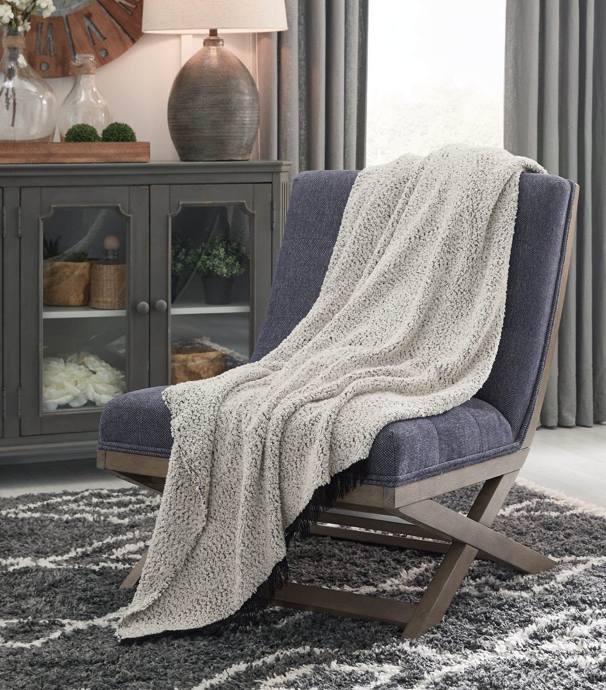 Elite Furniture Outlet - Ashley Furniture - Leonita Throw (Set of 3) - Throw (3/CS) / Black/White - A1000769