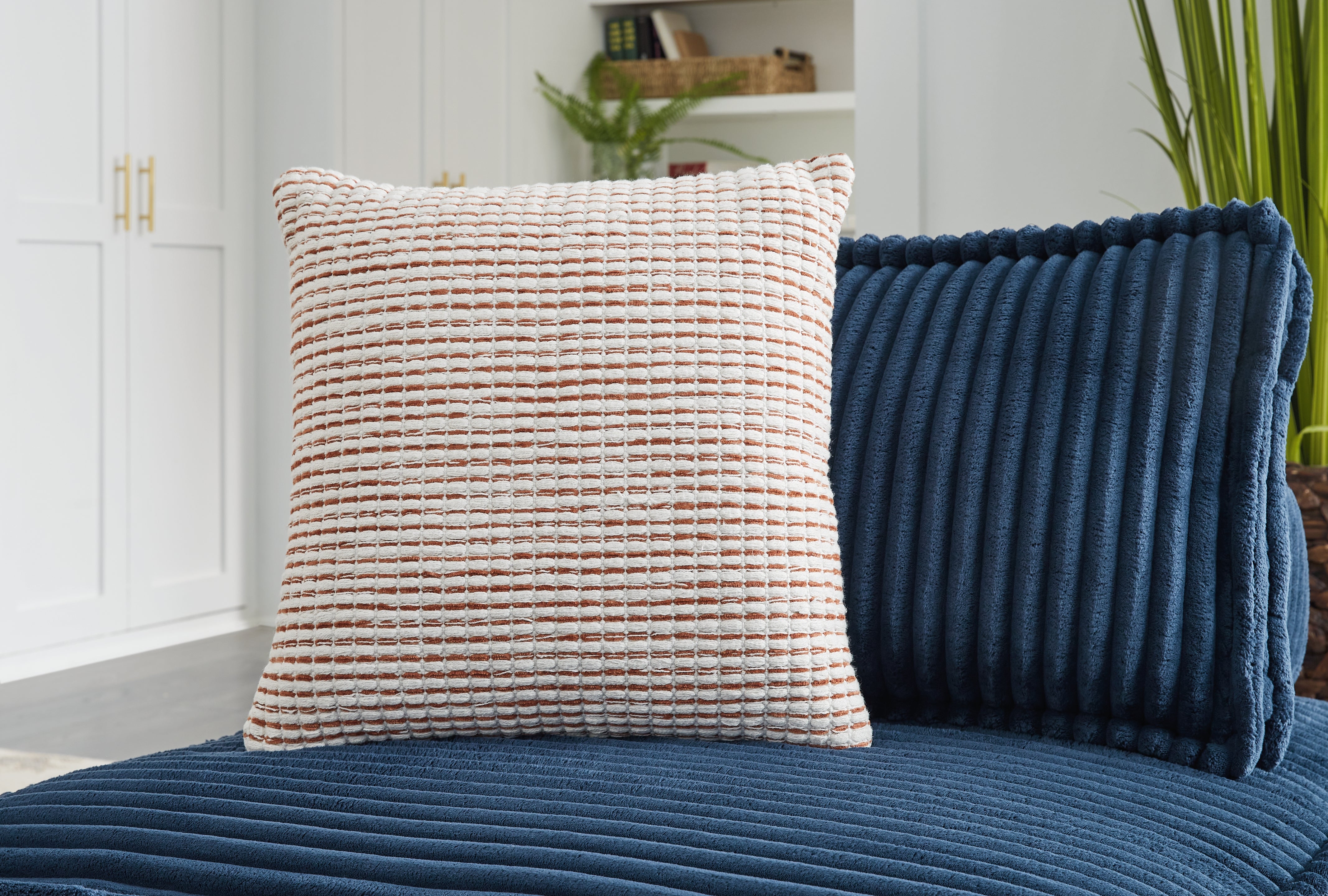 Elite Furniture Outlet - Ashley Furniture - Nashlin Pillows - Pillow / White/Rust - A1001038P