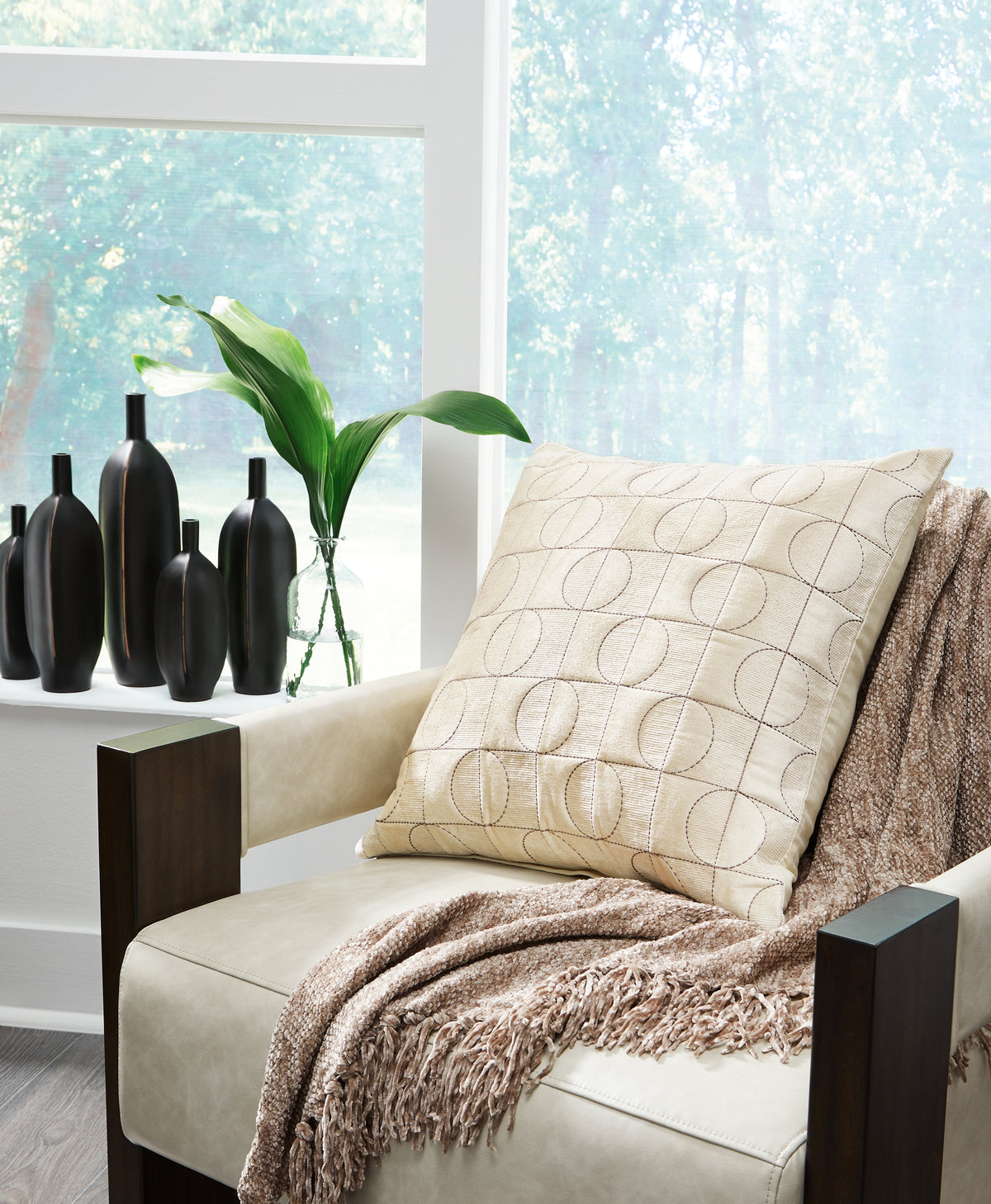 Elite Furniture Outlet - Ashley Furniture - Kydner Pillows - Pillow (4/CS) / Black/Silver - A1001108