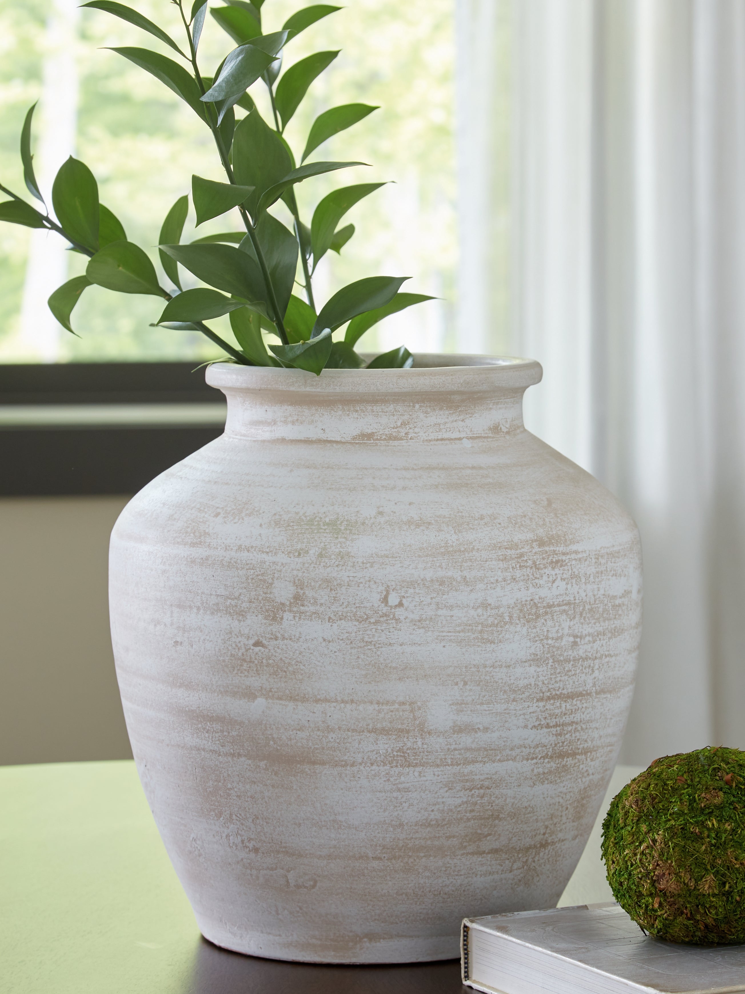 Elite Furniture Outlet - Ashley Furniture - Meadie Vase - Vase / Distressed White - A2000788