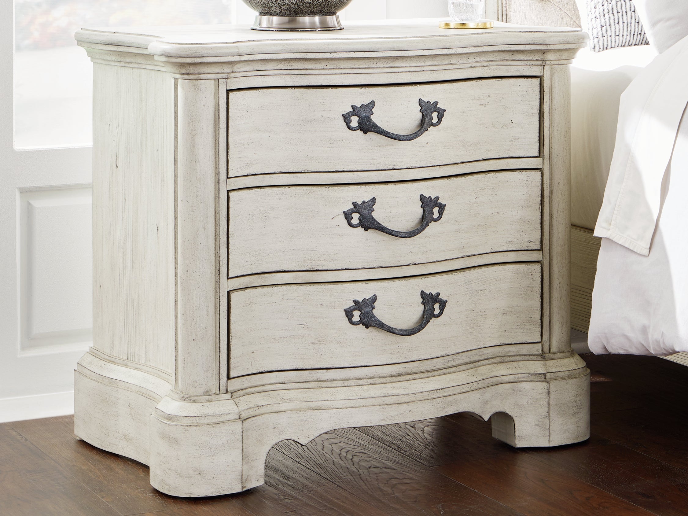 Elite Furniture Outlet - Ashley Furniture - Arlendyne Bedroom - Three Drawer Night Stand / Antique White - B980-93