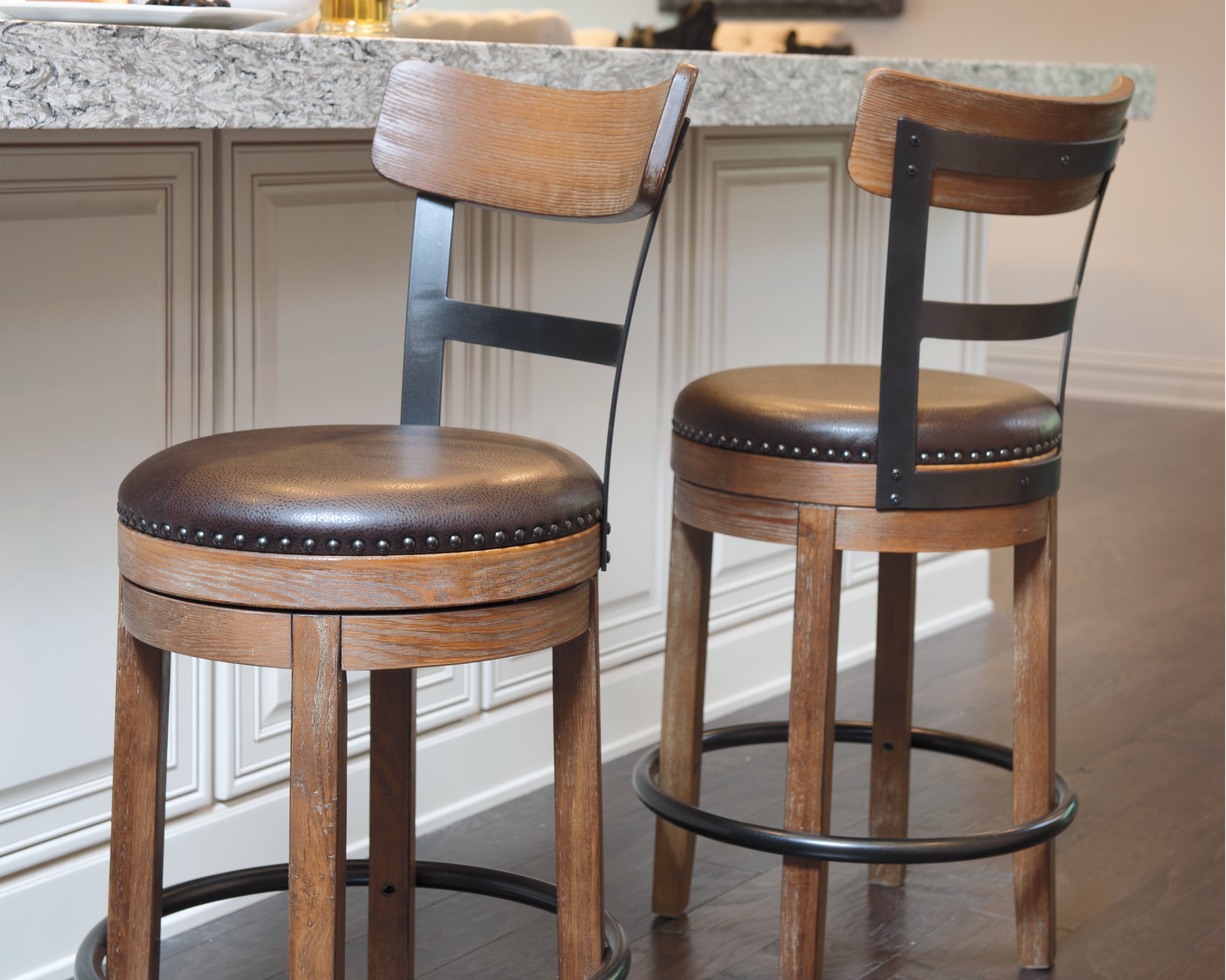 Elite Furniture Outlet - Ashley Furniture - Pinnadel Dining Room - Counter Height Bar Stool (Set of 2) / Grayish Brown - D542-124X2