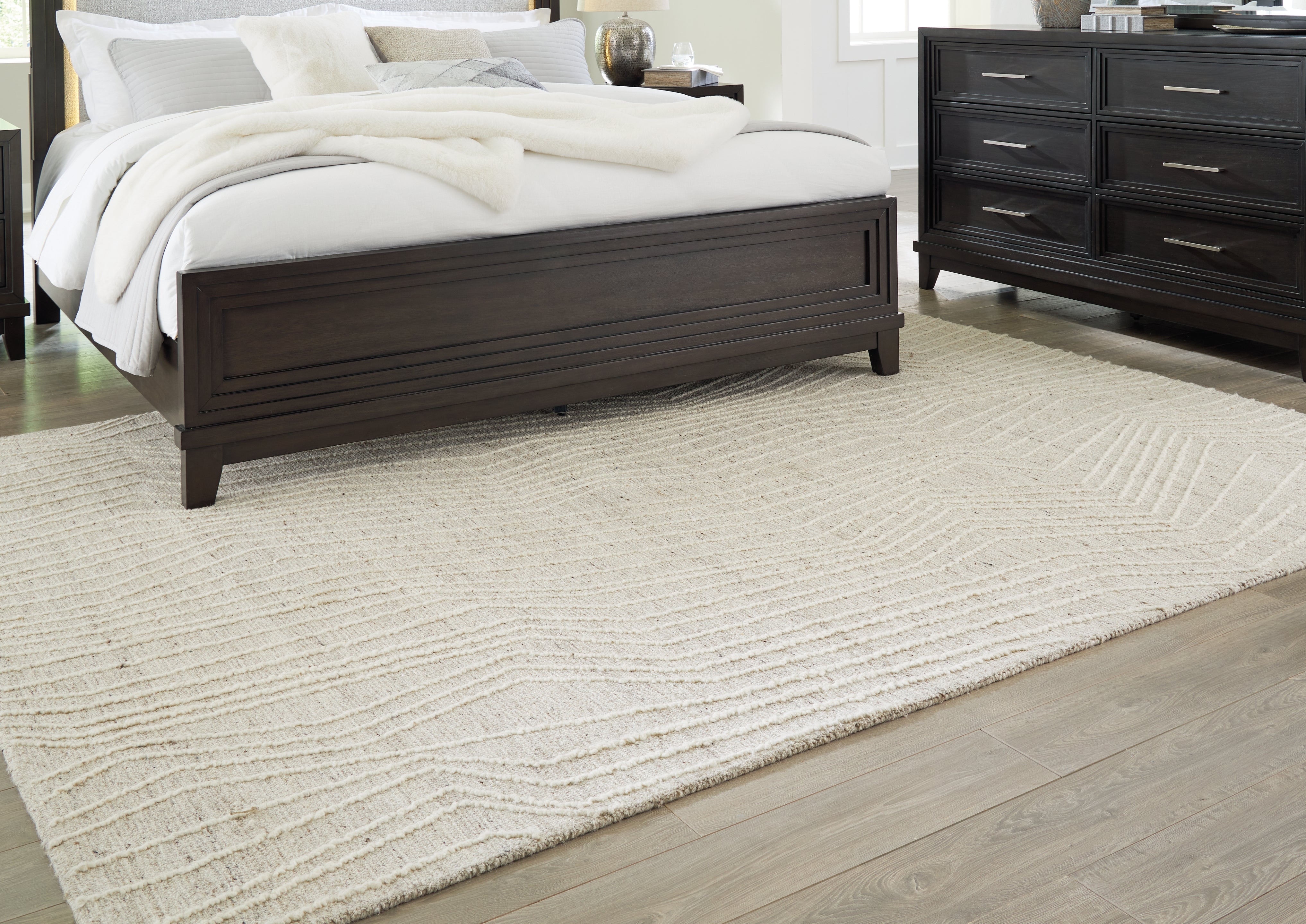 Elite Furniture Outlet - Ashley Furniture - Varahill Rug - 8' x 10' Rug / Gray/Ivory - R406931