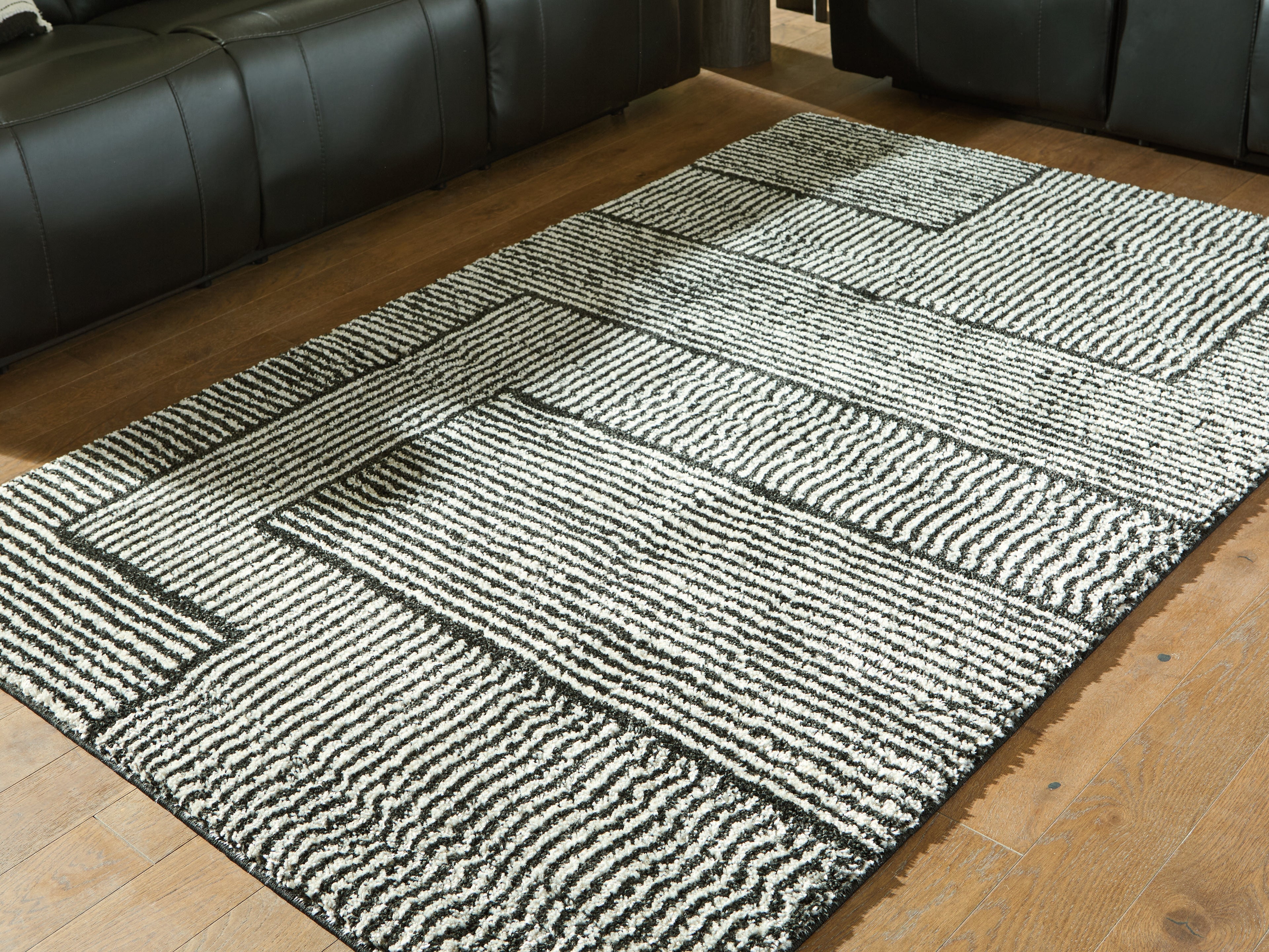 Elite Furniture Outlet - Ashley Furniture - Kurtmen Rug - 5' x 7' Area Rug / Black/Ivory - R407592
