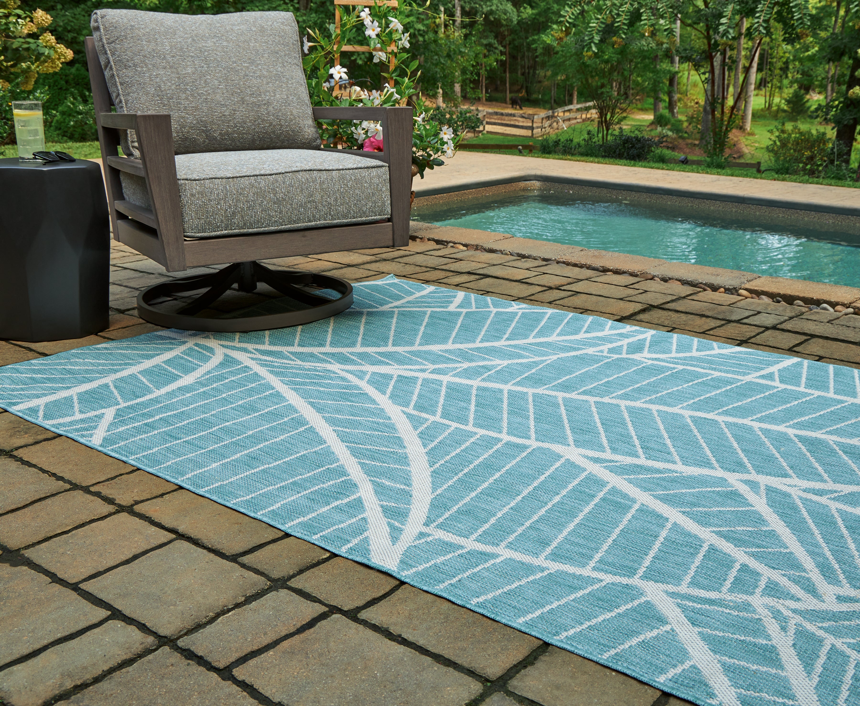 Elite Furniture Outlet - Ashley Furniture - Hulsia Rug - 5' x 7' Rug / Ivory/Aqua - R900122