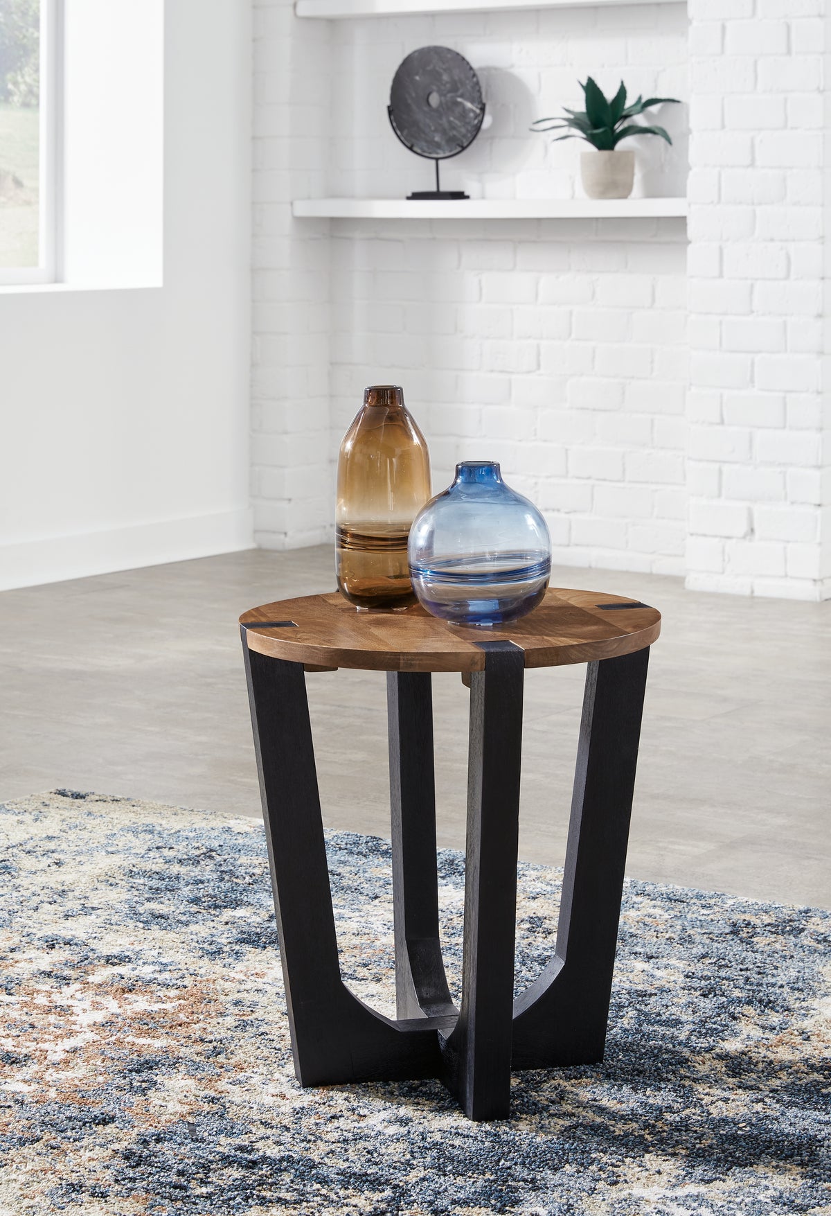 Elite Furniture Outlet - Ashley Furniture - Hanneforth End Table - Round End Table / Brown/Black - T726-6